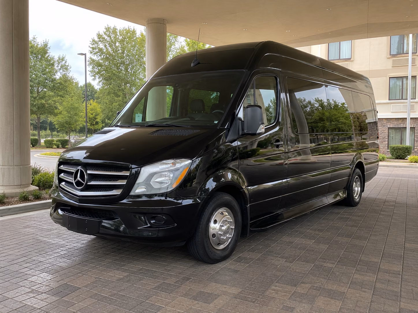 find the perfect transportation for your next airport transfer 3